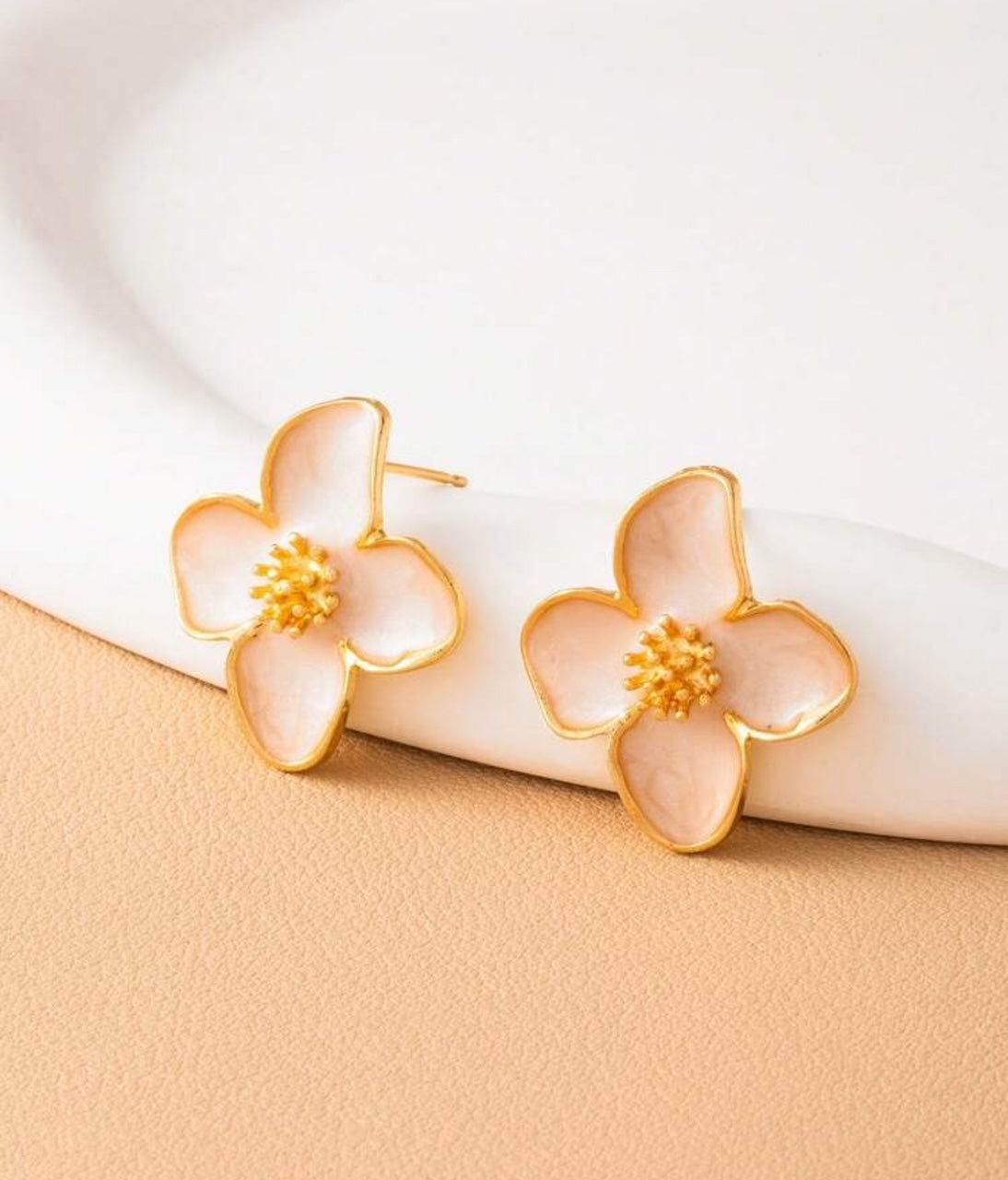White and Gold Flower Stud Ear rings