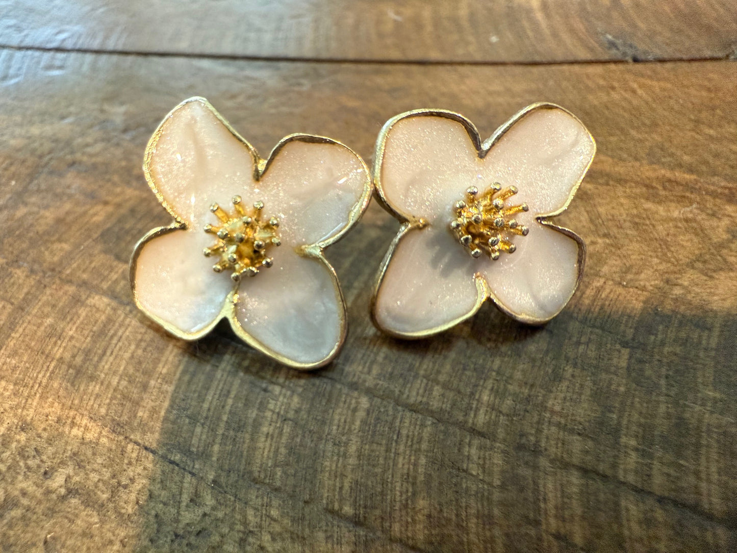 White and Gold Flower Stud Ear rings